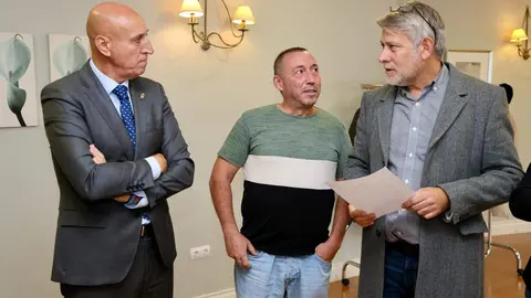 La Plataforma Ciudadana Más Vuelos, representada por su presidente, Pedro Álvarez Vallejo, ofrece una rueda de prensa junto a los alcaldes de León, José Antonio Diez; San Andrés del Rabanedo Ana María Fernández Caurel; Villaquilambre, Vicente Álvarez Flórez, Valverde de la Virgen, David Fernández Blanco; y Onzonilla, Diego Lorenzana Rodríguez; en la rueda de prensa también han estado representantes sociales y sindicales de la provincia de León. Fotos: Campillo