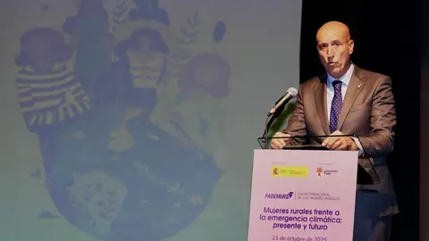 Clausura de la jornada ‘Mujeres rurales frente a la emergencia climática: presente y futuro’ de la Federación de Asociaciones de Mujeres Rurales, con la participación de la ministra para la Transición Ecológica y el Reto Demográfico, Sara Aagesen (‘online’), la presidenta de Fademur, Teresa López, y el alcalde de León, José Antonio Diez. Foto: Campillo.
