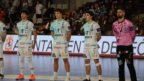 Abanca Ademar León rescata un punto sobre la bocina ante el RK Nexe en su cita  europea. El conjunto leonés firmó una vibrante igualada (28-28) en un duelo de infarto decidido por un gol de Wasiak en el último segundo, tras un partido lleno de alternancias y emociones. Fotos: Isaac Llamazares