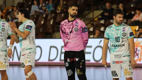 Abanca Ademar León rescata un punto sobre la bocina ante el RK Nexe en su cita  europea. El conjunto leonés firmó una vibrante igualada (28-28) en un duelo de infarto decidido por un gol de Wasiak en el último segundo, tras un partido lleno de alternancias y emociones. Fotos: Isaac Llamazares