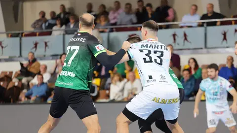 Abanca Ademar León rescata un punto sobre la bocina ante el RK Nexe en su cita  europea. El conjunto leonés firmó una vibrante igualada (28-28) en un duelo de infarto decidido por un gol de Wasiak en el último segundo, tras un partido lleno de alternancias y emociones. Fotos: Isaac Llamazares