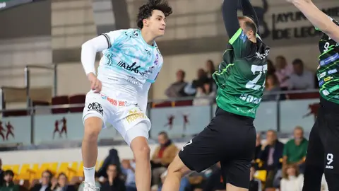 Abanca Ademar León rescata un punto sobre la bocina ante el RK Nexe en su cita  europea. El conjunto leonés firmó una vibrante igualada (28-28) en un duelo de infarto decidido por un gol de Wasiak en el último segundo, tras un partido lleno de alternancias y emociones. Fotos: Isaac Llamazares