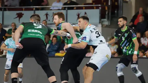 Abanca Ademar León rescata un punto sobre la bocina ante el RK Nexe en su cita  europea. El conjunto leonés firmó una vibrante igualada (28-28) en un duelo de infarto decidido por un gol de Wasiak en el último segundo, tras un partido lleno de alternancias y emociones. Fotos: Isaac Llamazares