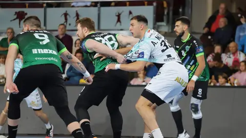 Abanca Ademar León rescata un punto sobre la bocina ante el RK Nexe en su cita  europea. El conjunto leonés firmó una vibrante igualada (28-28) en un duelo de infarto decidido por un gol de Wasiak en el último segundo, tras un partido lleno de alternancias y emociones. Fotos: Isaac Llamazares