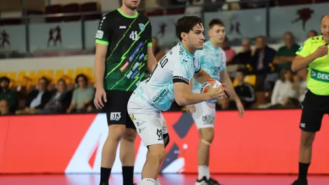 Abanca Ademar León rescata un punto sobre la bocina ante el RK Nexe en su cita  europea. El conjunto leonés firmó una vibrante igualada (28-28) en un duelo de infarto decidido por un gol de Wasiak en el último segundo, tras un partido lleno de alternancias y emociones. Fotos: Isaac Llamazares