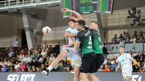 Abanca Ademar León rescata un punto sobre la bocina ante el RK Nexe en su cita  europea. El conjunto leonés firmó una vibrante igualada (28-28) en un duelo de infarto decidido por un gol de Wasiak en el último segundo, tras un partido lleno de alternancias y emociones. Fotos: Isaac Llamazares