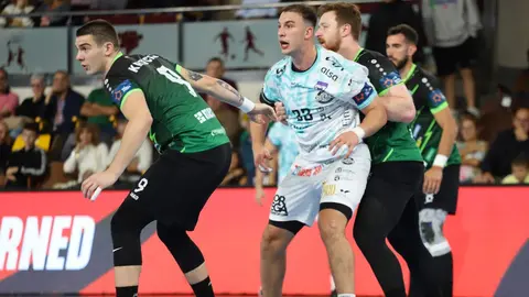 Abanca Ademar León rescata un punto sobre la bocina ante el RK Nexe en su cita  europea. El conjunto leonés firmó una vibrante igualada (28-28) en un duelo de infarto decidido por un gol de Wasiak en el último segundo, tras un partido lleno de alternancias y emociones. Fotos: Isaac Llamazares