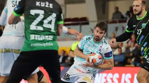 Abanca Ademar León rescata un punto sobre la bocina ante el RK Nexe en su cita  europea. El conjunto leonés firmó una vibrante igualada (28-28) en un duelo de infarto decidido por un gol de Wasiak en el último segundo, tras un partido lleno de alternancias y emociones. Fotos: Isaac Llamazares
