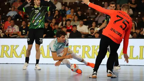 Abanca Ademar León rescata un punto sobre la bocina ante el RK Nexe en su cita  europea. El conjunto leonés firmó una vibrante igualada (28-28) en un duelo de infarto decidido por un gol de Wasiak en el último segundo, tras un partido lleno de alternancias y emociones. Fotos: Isaac Llamazares