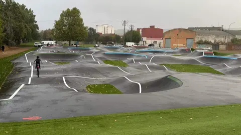 Usuarios de todas las edades disfrutan a toda velocidad de la nueva pista pump track de Puente Castro, la más grande de Castilla y León, y diseñada para bicicletas, patines y monopatines.