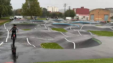Usuarios de todas las edades disfrutan a toda velocidad de la nueva pista pump track de Puente Castro, la más grande de Castilla y León, y diseñada para bicicletas, patines y monopatines.