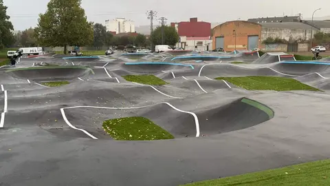 Usuarios de todas las edades disfrutan a toda velocidad de la nueva pista pump track de Puente Castro, la más grande de Castilla y León, y diseñada para bicicletas, patines y monopatines.
