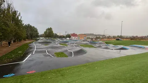 Usuarios de todas las edades disfrutan a toda velocidad de la nueva pista pump track de Puente Castro, la más grande de Castilla y León, y diseñada para bicicletas, patines y monopatines.