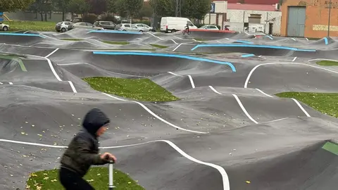 Usuarios de todas las edades disfrutan a toda velocidad de la nueva pista pump track de Puente Castro, la más grande de Castilla y León, y diseñada para bicicletas, patines y monopatines.