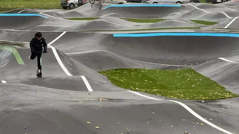Usuarios de todas las edades disfrutan a toda velocidad de la nueva pista pump track de Puente Castro, la más grande de Castilla y León, y diseñada para bicicletas, patines y monopatines.