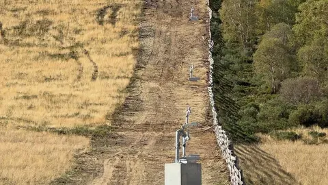 El nuevo sistema de nieve artificial entra en su fase definitiva y los trabajos del telesilla cuatriplaza avanzan a buen ritmo. La inversión total supera los 10 millones de euros financiados por la Diputación de León y la Junta. Fotos de Leitariegos.net