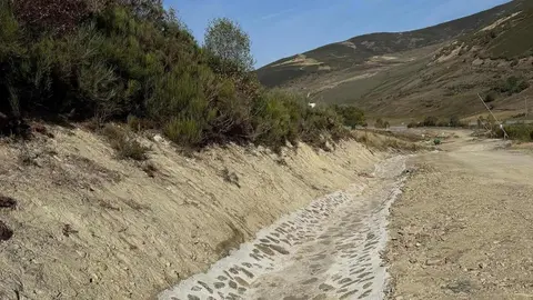 El nuevo sistema de nieve artificial entra en su fase definitiva y los trabajos del telesilla cuatriplaza avanzan a buen ritmo. La inversión total supera los 10 millones de euros financiados por la Diputación de León y la Junta. Fotos de Leitariegos.net