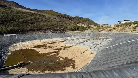 El nuevo sistema de nieve artificial entra en su fase definitiva y los trabajos del telesilla cuatriplaza avanzan a buen ritmo. La inversión total supera los 10 millones de euros financiados por la Diputación de León y la Junta. Fotos de Leitariegos.net