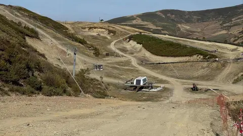 El nuevo sistema de nieve artificial entra en su fase definitiva y los trabajos del telesilla cuatriplaza avanzan a buen ritmo. La inversión total supera los 10 millones de euros financiados por la Diputación de León y la Junta. Fotos de Leitariegos.net