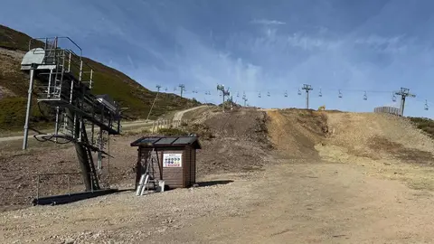 El nuevo sistema de nieve artificial entra en su fase definitiva y los trabajos del telesilla cuatriplaza avanzan a buen ritmo. La inversión total supera los 10 millones de euros financiados por la Diputación de León y la Junta. Fotos de Leitariegos.net