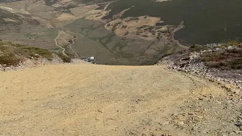 El nuevo sistema de nieve artificial entra en su fase definitiva y los trabajos del telesilla cuatriplaza avanzan a buen ritmo. La inversión total supera los 10 millones de euros financiados por la Diputación de León y la Junta. Fotos de Leitariegos.net