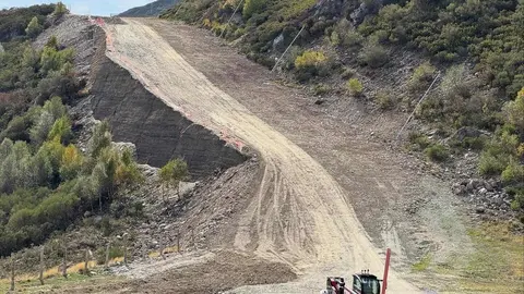 El nuevo sistema de nieve artificial entra en su fase definitiva y los trabajos del telesilla cuatriplaza avanzan a buen ritmo. La inversión total supera los 10 millones de euros financiados por la Diputación de León y la Junta. Fotos de Leitariegos.net