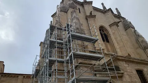 La Real Colegiata se prepara para iniciar trabajos de rehabilitación en los deteriorados elementos pétreos del ábside y la fachada tras más de dos años prorrogando la subvención para las obras ante la falta de profesionales especializados. Foto: A.F.R.