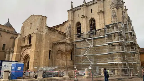 La Real Colegiata se prepara para iniciar trabajos de rehabilitación en los deteriorados elementos pétreos del ábside y la fachada tras más de dos años prorrogando la subvención para las obras ante la falta de profesionales especializados. Foto: A.F.R.