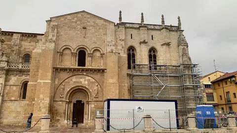 La Real Colegiata se prepara para iniciar trabajos de rehabilitación en los deteriorados elementos pétreos del ábside y la fachada tras más de dos años prorrogando la subvención para las obras ante la falta de profesionales especializados. Foto: A.F.R.