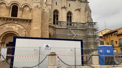 La Real Colegiata se prepara para iniciar trabajos de rehabilitación en los deteriorados elementos pétreos del ábside y la fachada tras más de dos años prorrogando la subvención para las obras ante la falta de profesionales especializados. Foto: A.F.R.