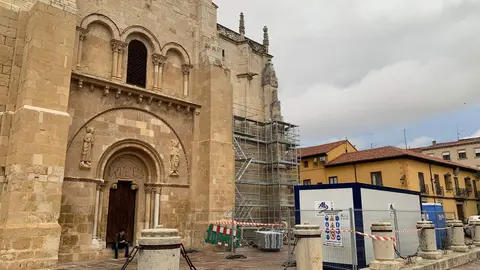 La Real Colegiata se prepara para iniciar trabajos de rehabilitación en los deteriorados elementos pétreos del ábside y la fachada tras más de dos años prorrogando la subvención para las obras ante la falta de profesionales especializados. Foto: A.F.R.