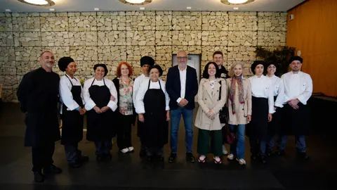 Foto de familia de los participantes del proyecto enmarcado en el programa 'Comanda en Ruta. Un paso más', de la Gastroescuela junto al presidente del Consejo Comarcal del Bierzo, Olegario Ramón (C), y la consejera comarcal de Formación, Empleo y Agenda 2030, Laura Fernández (6I). Foto: César Sánchez.