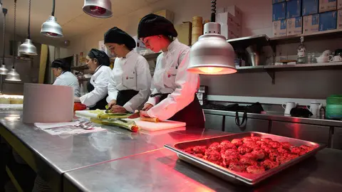 Participantes en el proyecto enmarcado en el programa 'Comanda en Ruta. Un paso más', de la Gastroescuela. Foto: César Sánchez.