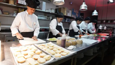 Participantes en el proyecto enmarcado en el programa 'Comanda en Ruta. Un paso más', de la Gastroescuela. Foto: César Sánchez.