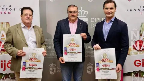 El vicepresidente de la Diputación de León, Roberto Aller, presenta la Feria de los Productos de León en Gijón en las fiestas patronales de la Casa de León en Asturias, acompañado por su presidente, José María Chimeno, y el concejal de Relaciones Institucionales del Ayuntamiento de Gijón, Jorge González. Foto: Campillo.