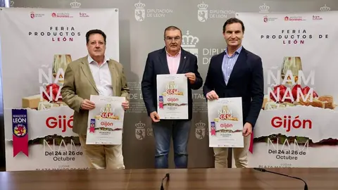 El vicepresidente de la Diputación de León, Roberto Aller, presenta la Feria de los Productos de León en Gijón en las fiestas patronales de la Casa de León en Asturias, acompañado por su presidente, José María Chimeno, y el concejal de Relaciones Institucionales del Ayuntamiento de Gijón, Jorge González. Foto: Campillo.
