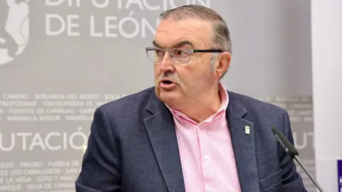 El vicepresidente de la Diputación de León, Roberto Aller, presenta la Feria de los Productos de León en Gijón en las fiestas patronales de la Casa de León en Asturias, acompañado por su presidente, José María Chimeno, y el concejal de Relaciones Institucionales del Ayuntamiento de Gijón, Jorge González. Foto: Campillo.