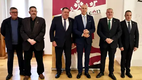 El alcalde de León, José Antonio Diez, presenta una actividad de la Cofradía de Nuestra Señora de las Angustias y Soledad de León junto a su abad, Abilio Guerrero. Foto: Campillo.