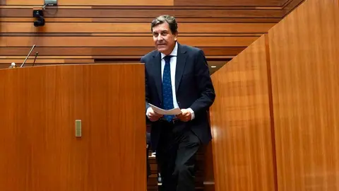 El consejero de Economía Carlos Fernández, carrero durante la defensa del techo de gasto en el Pleno de las Cortes. Foto: Miriam Chacón