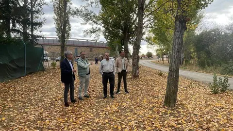 Astorga estrenará luminarias solares en el camino del río Jerga dentro del proyecto del Anillo Verde cofinanciado por Junta y Ayuntamiento.