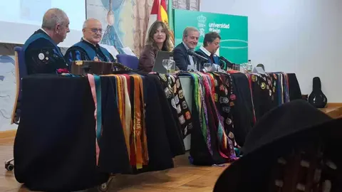 La Cuarentuna Universitaria de León lanza su primer disco para mantener viva la tradición musical y el espíritu universitario