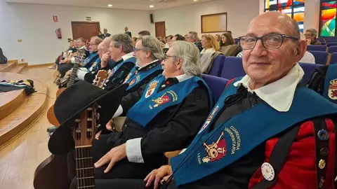 La Cuarentuna Universitaria de León lanza su primer disco para mantener viva la tradición musical y el espíritu universitario
