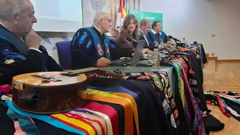 La Cuarentuna Universitaria de León lanza su primer disco para mantener viva la tradición musical y el espíritu universitario