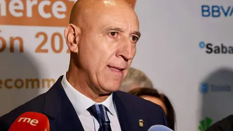 El alcalde de León, José Antonio Diez, participa en la inauguración oficial de la cuarta edición del Congreso de E-Commerce, organizado por la Asociación Leonesa de Comercio Electrónico y la Cámara de Comercio de León. Foto: Campillo