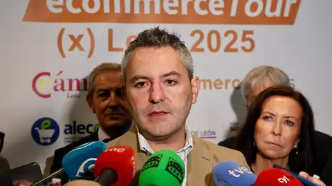 El alcalde de León, José Antonio Diez, participa en la inauguración oficial de la cuarta edición del Congreso de E-Commerce, organizado por la Asociación Leonesa de Comercio Electrónico y la Cámara de Comercio de León. Foto: Campillo