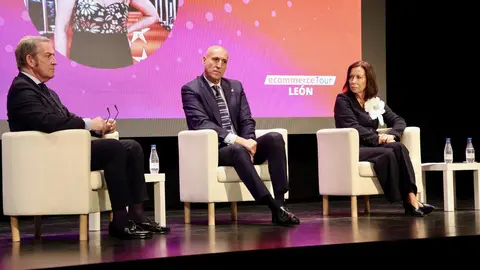 El alcalde de León, José Antonio Diez, participa en la inauguración oficial de la cuarta edición del Congreso de E-Commerce, organizado por la Asociación Leonesa de Comercio Electrónico y la Cámara de Comercio de León. Foto: Campillo