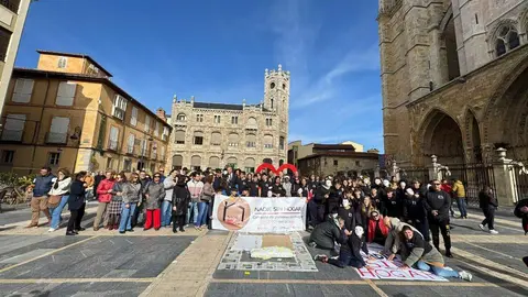 Acto reivindicativo para dar voz a las personas sin hogar organizado por Cáritas este jueves en León. Foto: Cáritas