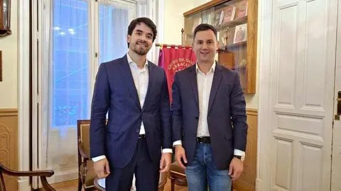 El secretario general del PSOE de León visita la Casa de León en Madrid, donde apuesta por el talento, la industria y la ciberseguridad como ejes de desarrollo para la provincia.