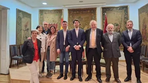 El secretario general del PSOE de León visita la Casa de León en Madrid, donde apuesta por el talento, la industria y la ciberseguridad como ejes de desarrollo para la provincia.