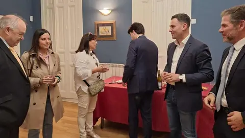 El secretario general del PSOE de León visita la Casa de León en Madrid, donde apuesta por el talento, la industria y la ciberseguridad como ejes de desarrollo para la provincia.